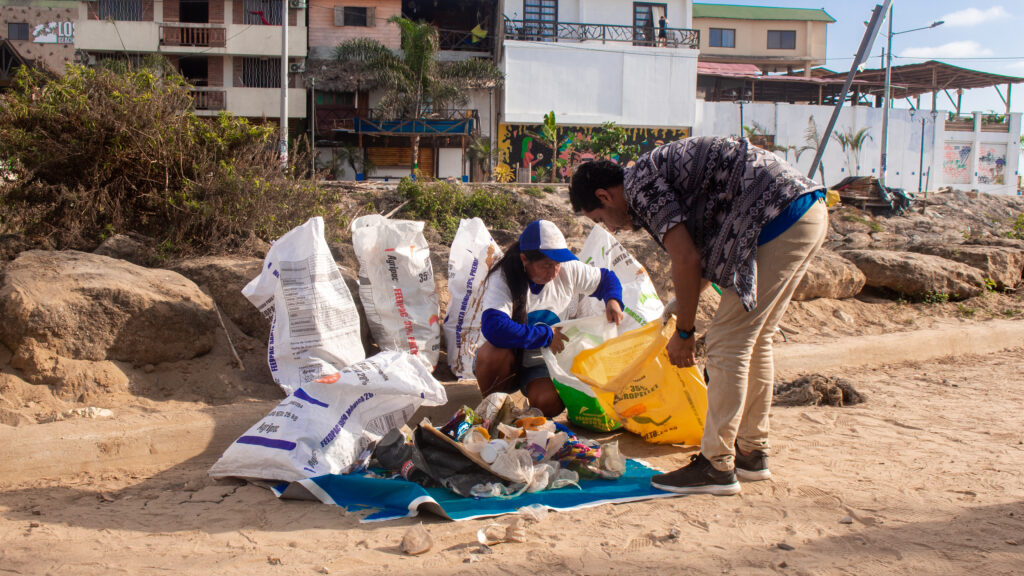 Jornada de limpieza de playas en Ecuador