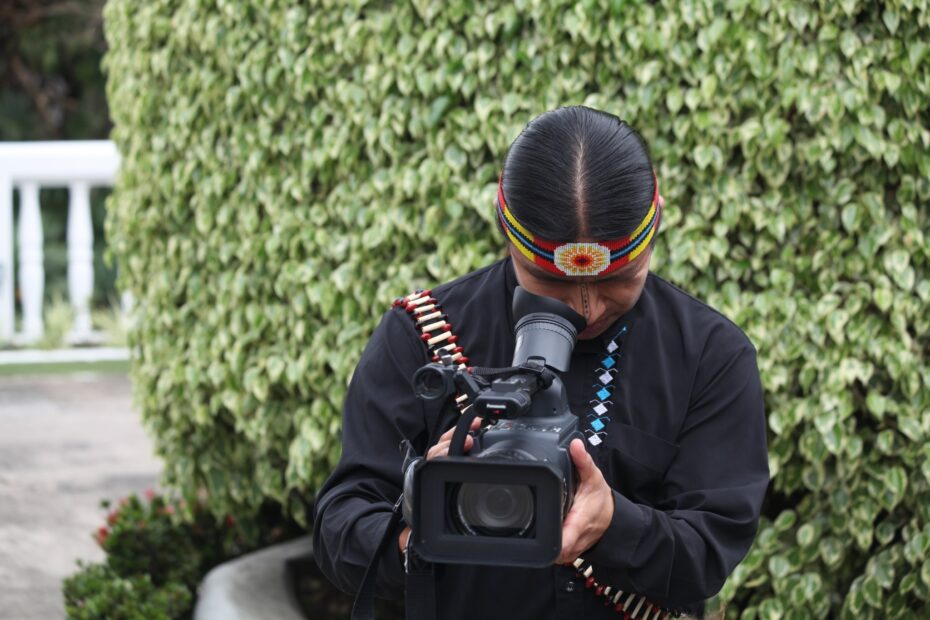 Con su cámara Eriberto Gualinga ha documentado la forma de vida de su pueblo, Sarayaku. Archivo personal