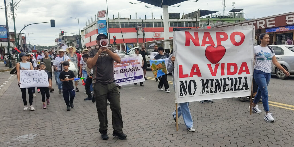 Imágenes de la marcha por el centro de Tena en contra de la minería y a favor de la vida