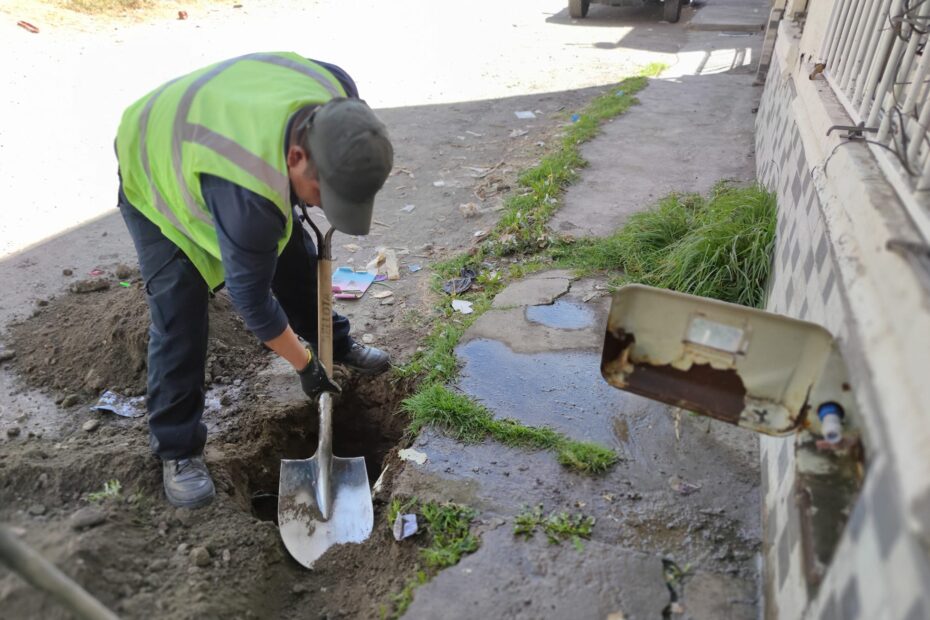 Personal de EMAPAR revisa la medición en hogares con consumo alto de agua (1)