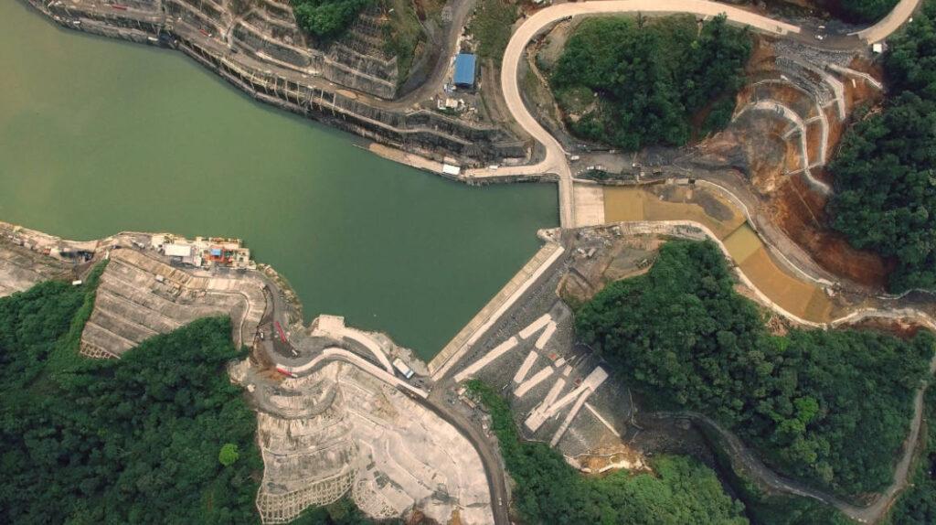 La hidroeléctrica Coca Codo Sinclair es la más grande de Ecuador. La erosión regresiva del río Coca avanza a sus alrededores. Foto_ Ministerio de Energíajpeg