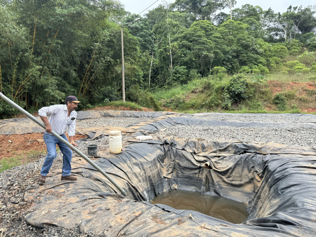 Los líquidos de la basura, también conocidos como lixiviados, son la principal preocupación de los vecinos del relleno sanitario de El Coca, en Orellana. Foto: Isabel Alarcón