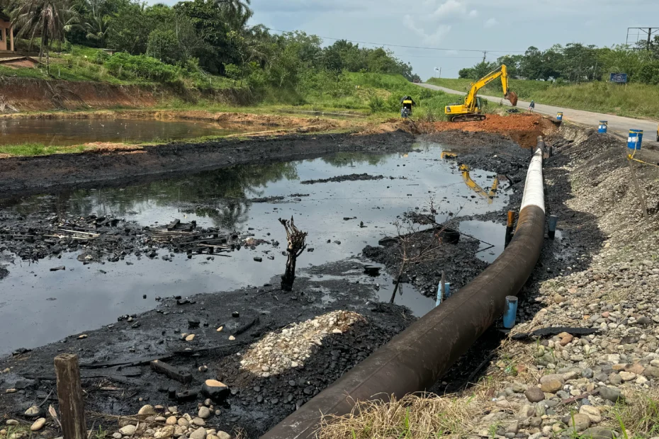 Según el Ministerio del Ambiente, Agua y Transición Ecológica, se producen alrededor de dos derrames de petróleo cada semana. Foto: Isabel Alarcón