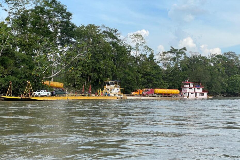 Actividades de transporte de vehículos pesados en el río Napo