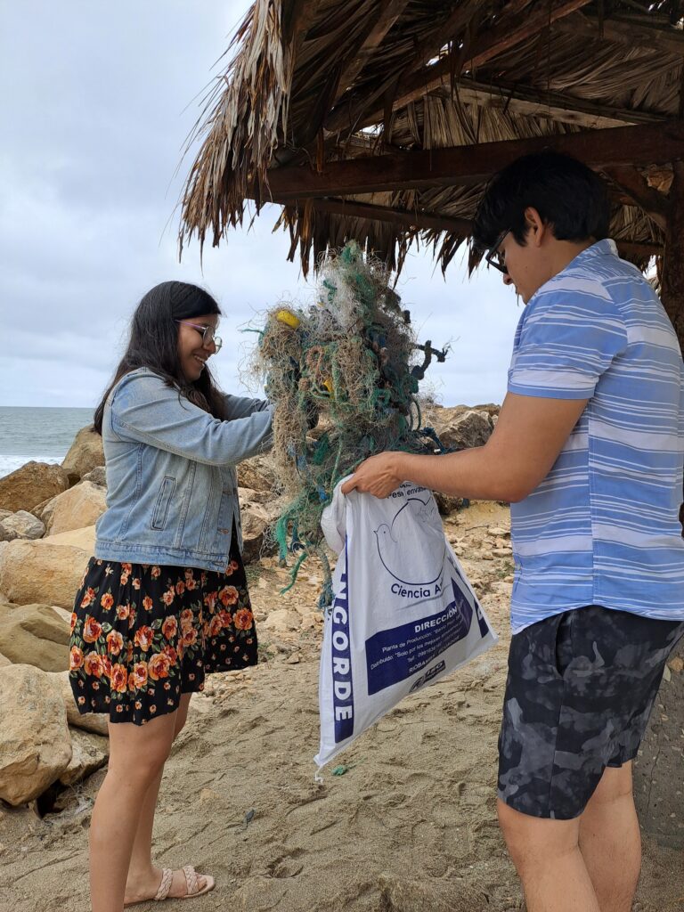 La iniciativa Amiguitos del Océano trabaja en la limpieza de las playas. Foto: cortesía